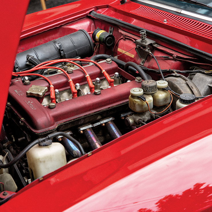 연륜이 묻어나는 원목 운전대와 엔진룸 모두 요즘 차에선 보기어려운 디테일이다.