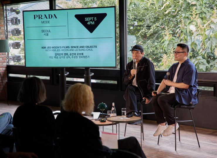 김지운 감독 대담 프로그램 전경. 주성철 영화평론가의 진행으로 김지운 감독 영화 속 ‘공간 사물’에 대한 개념을 건축 공간의 맥락에서 풀어냈다.