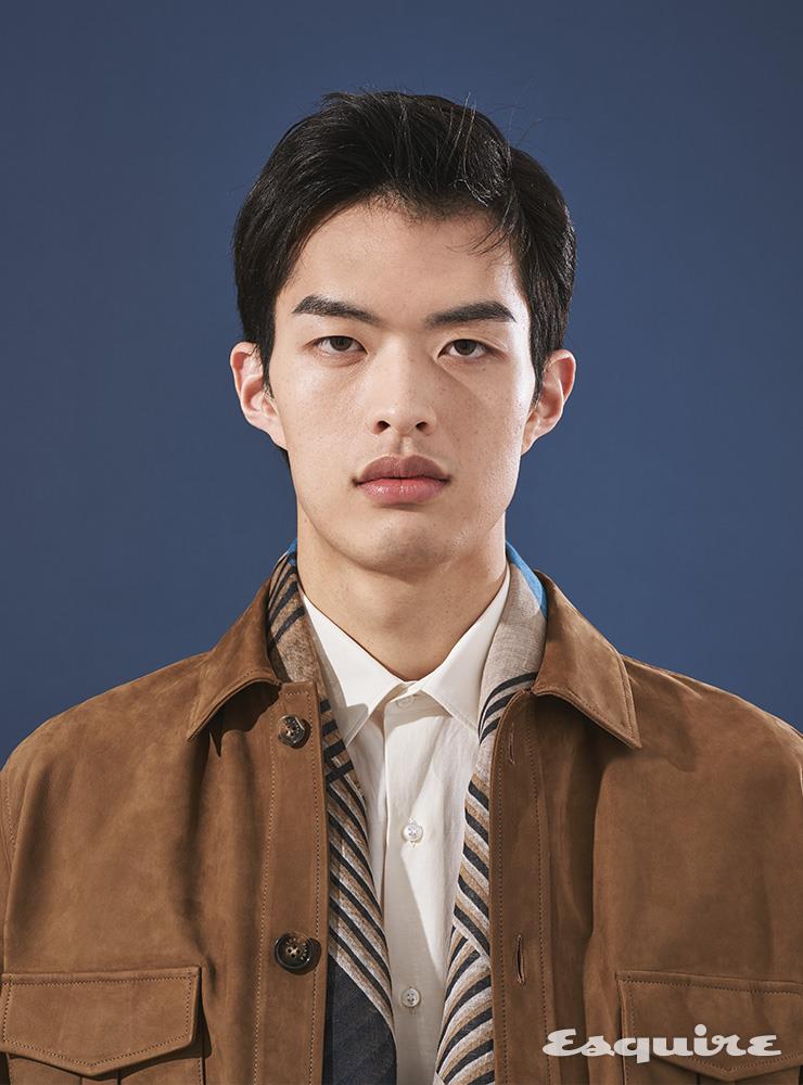 캐멀 컬러 셔츠 재킷 가격 미정, 화이트 셔츠 90만원대, 실크 롱 스카프 70만원대 모두 로로피아나.