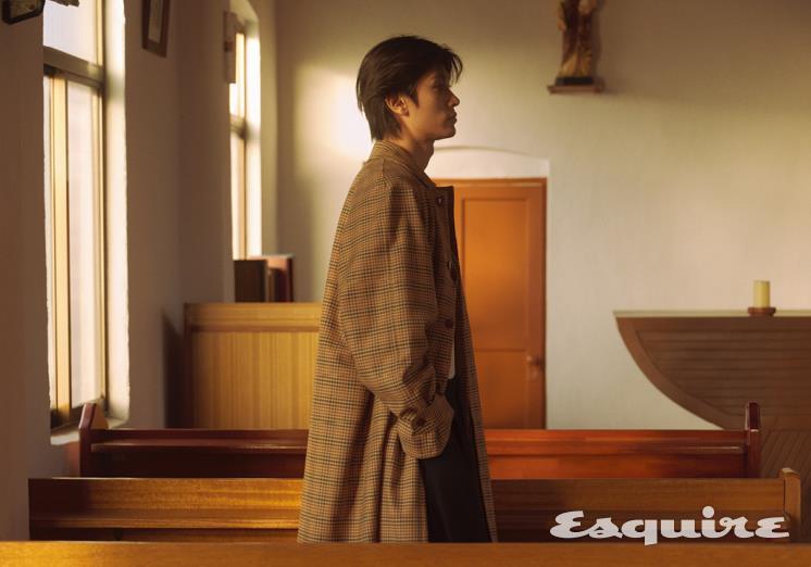 체크 맥 코트 가격 미정 겐조. 블랙 와이드 팬츠 가격 미정 발렌시아가.