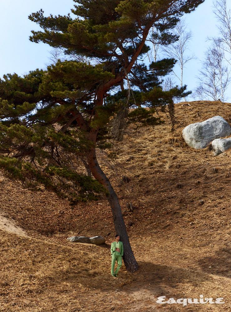 재킷, 크롭트 톱, 팬츠, 샌들 모두 가격 미정 펜디.