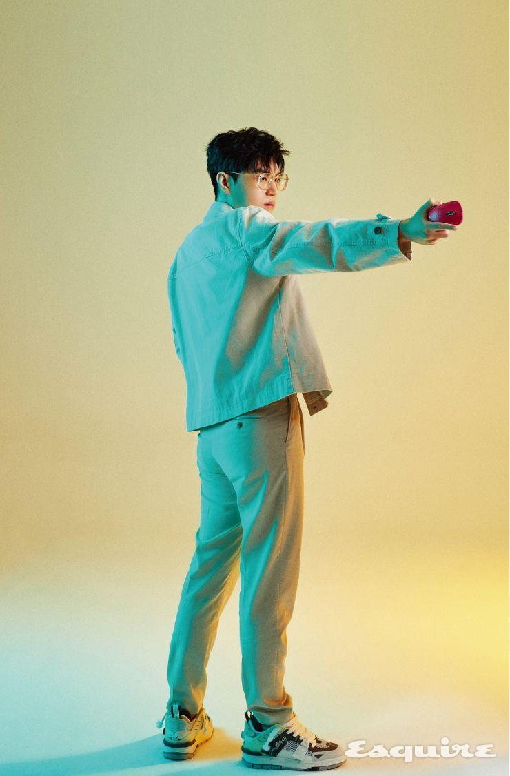  베이지 리넨 재킷 7만원대, 팬츠 5만원대 모두 H&M. 스니커즈 50만원 악셀 아리가토.