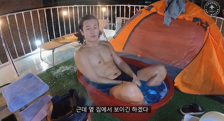 옥탑방 앞에 노천탕을 설치하는 영상. 옥탑방 생활을 다루는 영상들은 팬데믹 때문에 궁여지책으로 시작한 콘텐츠지만, 채코제는 결국 이때 자신의 채널이 가장 크게 성장했다고 회자한다.