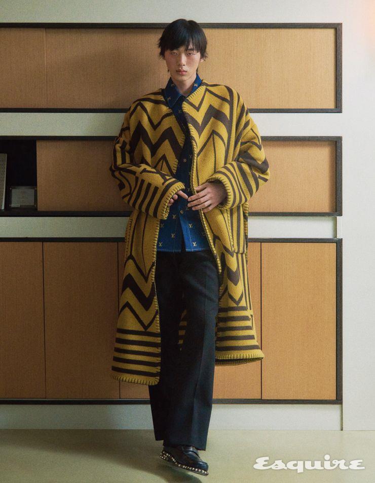 블랭킷 코트, 엠브로이더드 데님 셔츠, 팬츠, LV 페니 로퍼 모두 가격 미정 루이 비통.