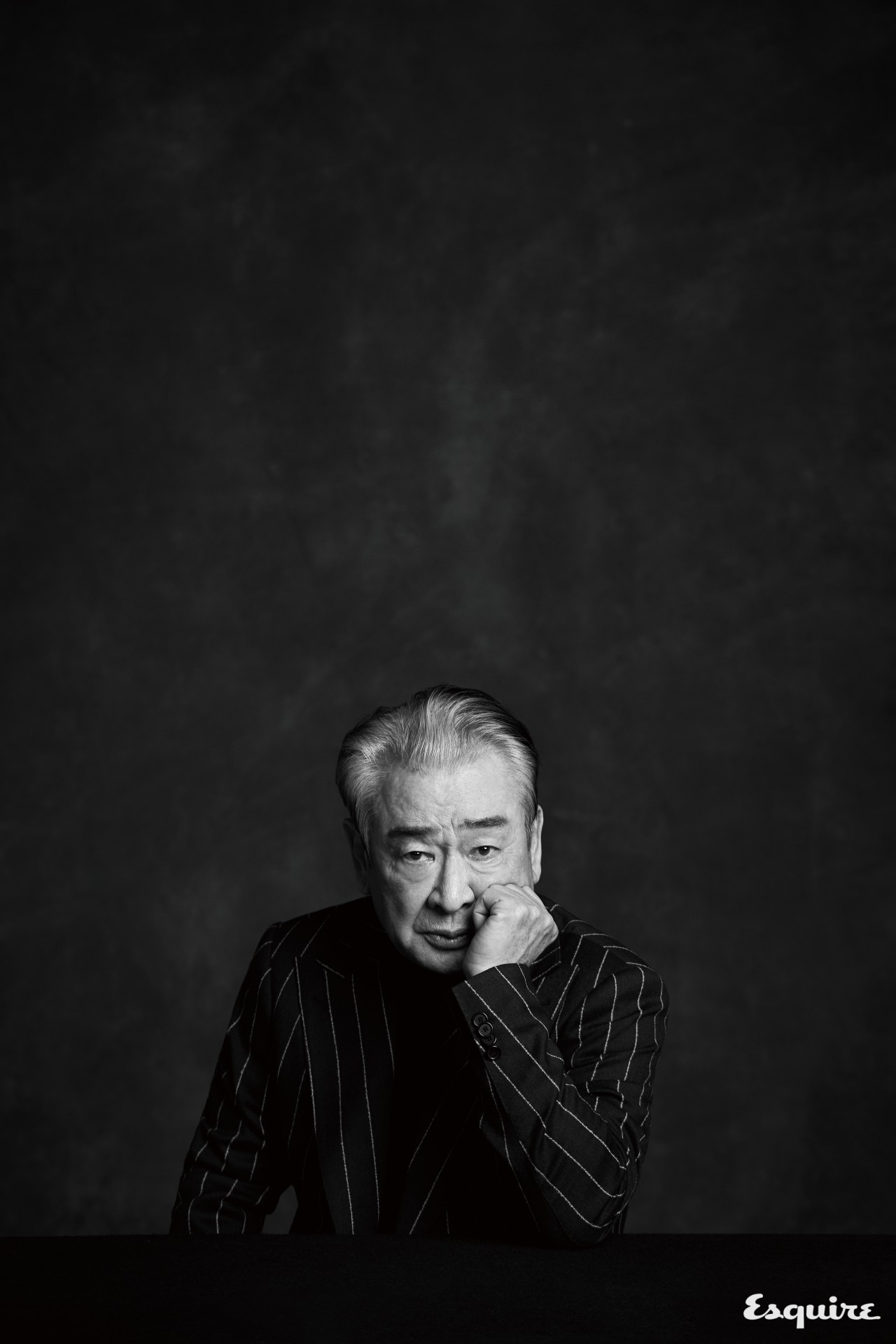 스트라이프 재킷 맨온더분. 니트 터틀넥 발리.