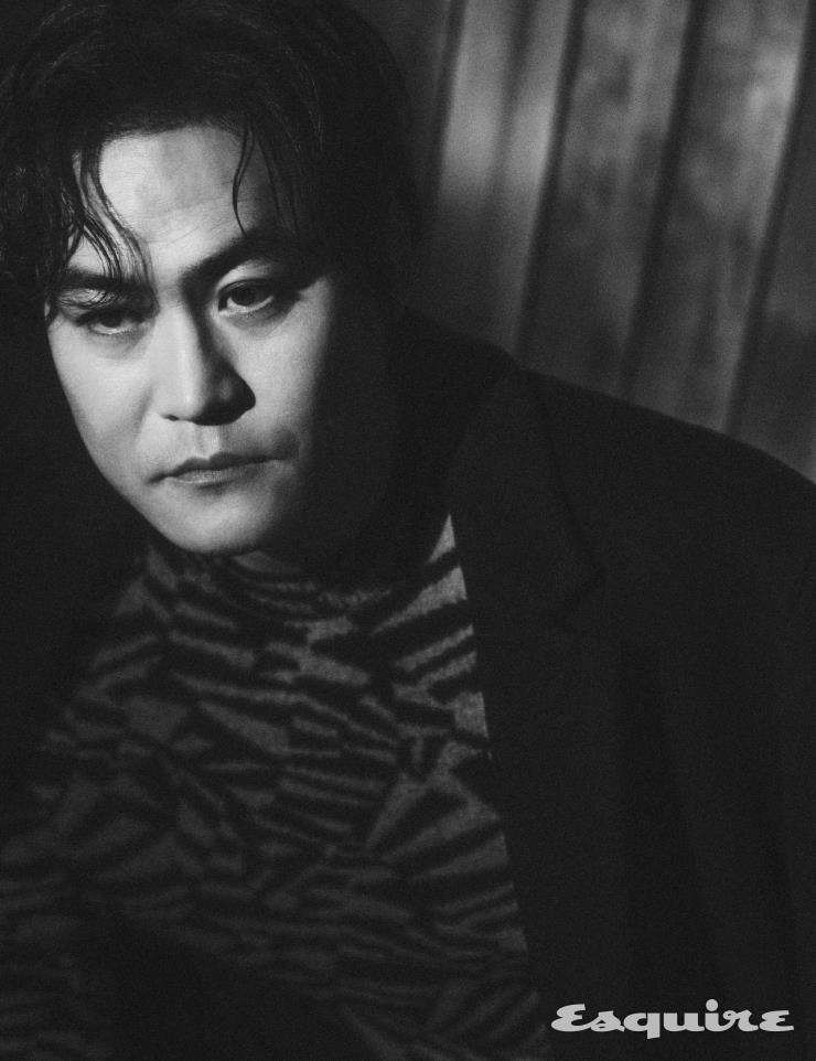 프린트 니트 코스. 블랙 코트 스타일리스트 소장품. 