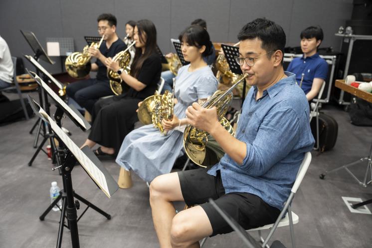 '더 고잉홈 위크' 연주회를 위해 열심히 연습 중인 악단의 모습. 