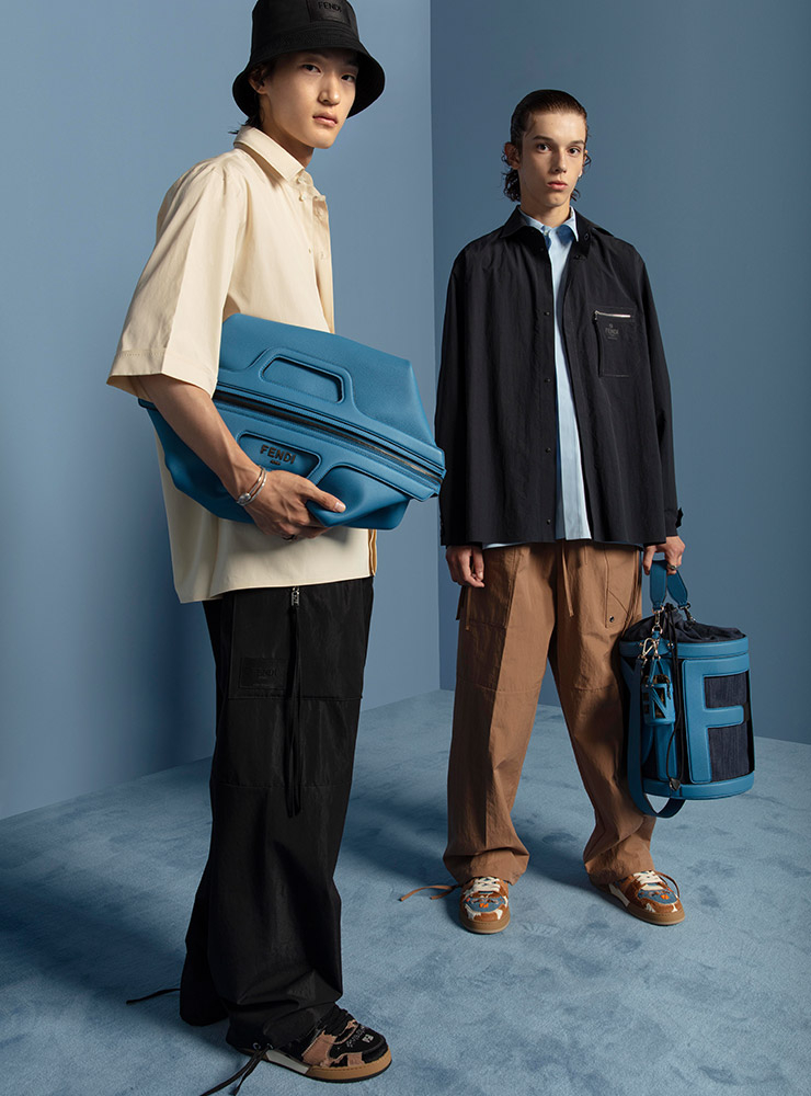 셔츠 100만원대, 팬츠 100만원대, 트래블 백 400만원대, 스니커즈 가격 미정, 버킷 해트 가격 미정 모두 펜디. 재킷 300만원대, 셔츠 100만원대, 팬츠 가격 미정, 버킷 백 400만원대, 스니커즈 200만원대 모두 펜디.