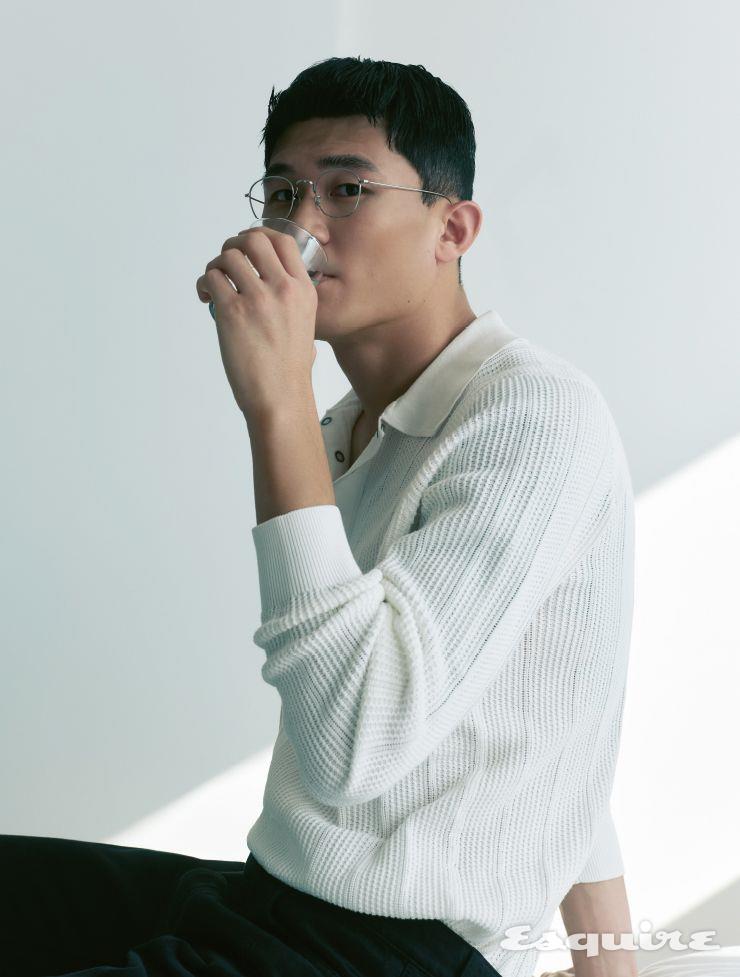 코튼 폴로 스웨터, 데님 팬츠 모두 가격 미정 브루넬로 쿠치넬리.