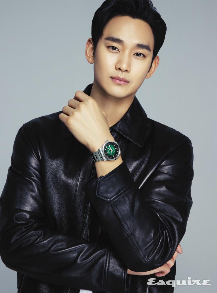 42mm 다이얼의 중앙에서 시작되는 그래디언트에 버티컬 새틴 마감으로 유니크함을 더했으며, 실리콘 밸런스 스프링을 장착하여 충격과 자기장에 강력하다. COSC 인증을 받아 정확성을 보장한다. 멀티포트 M 크로노미터 170만원 미도.