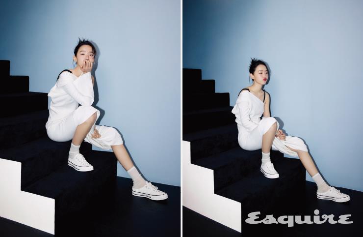 화이트 드레스, 블랙 브라톱 모두 가브리엘라 허스트. 화이트 스니커즈 컨버스. 이어링 프레드. 글리터 삭스 스타일리스트 소장품.