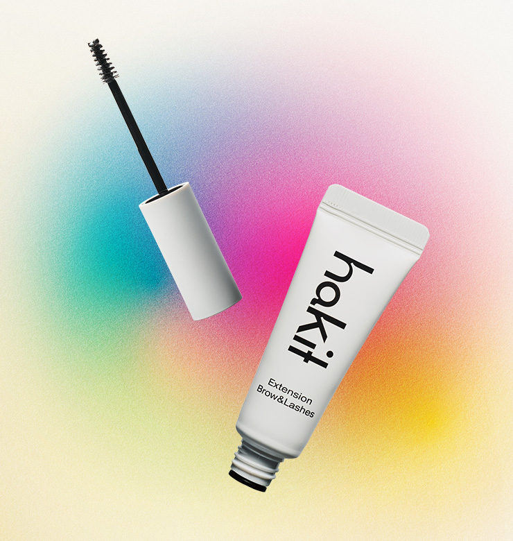 눈썹모와 유사한 블랙 파이버가 빈약한 눈썹 부분을 채우고 가벼운 젤 타입의 투명 포뮬러로 여러 번 덧발라도 부담이 없다. 익스텐션 브로우&래쉬 1만원대 하킷.
