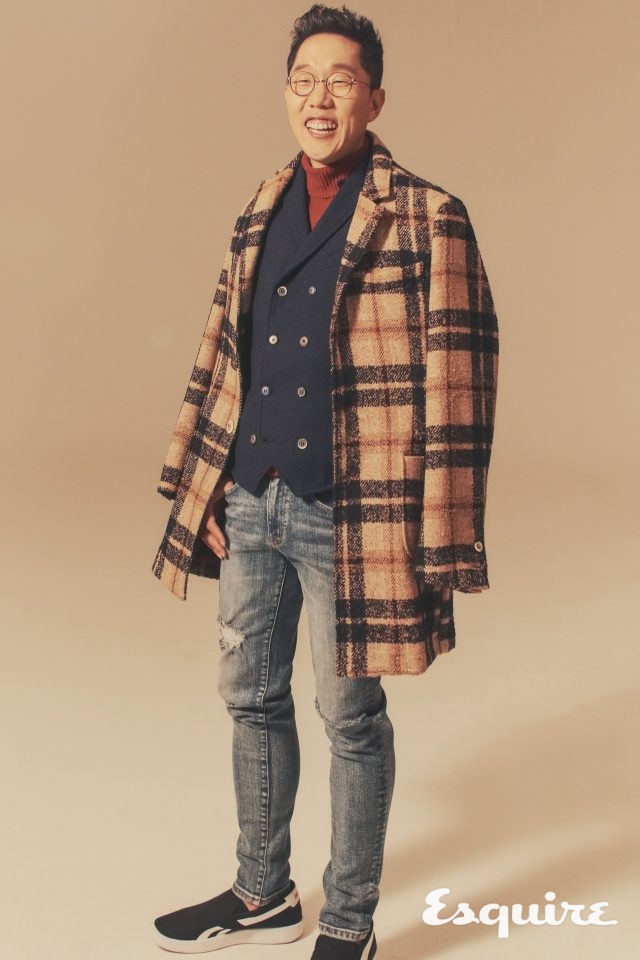 터틀넥, 베스트, 코트 모두 B.O.B. 바지 TNGT. 슈즈 리복. 안경 림락.