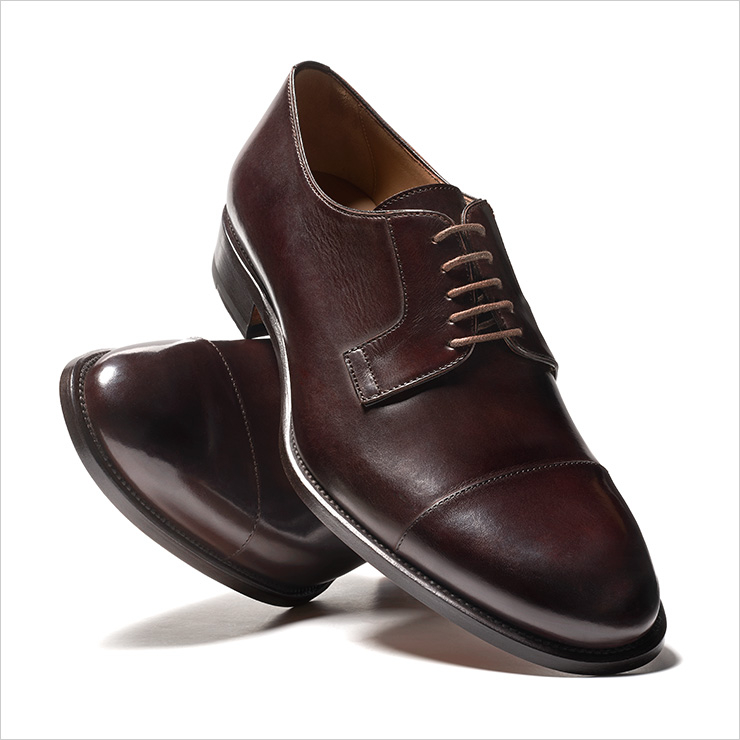 디자인적 요소 없이 가장 담백한 디자인을 보여주는 슈즈 158만원 브리오니.