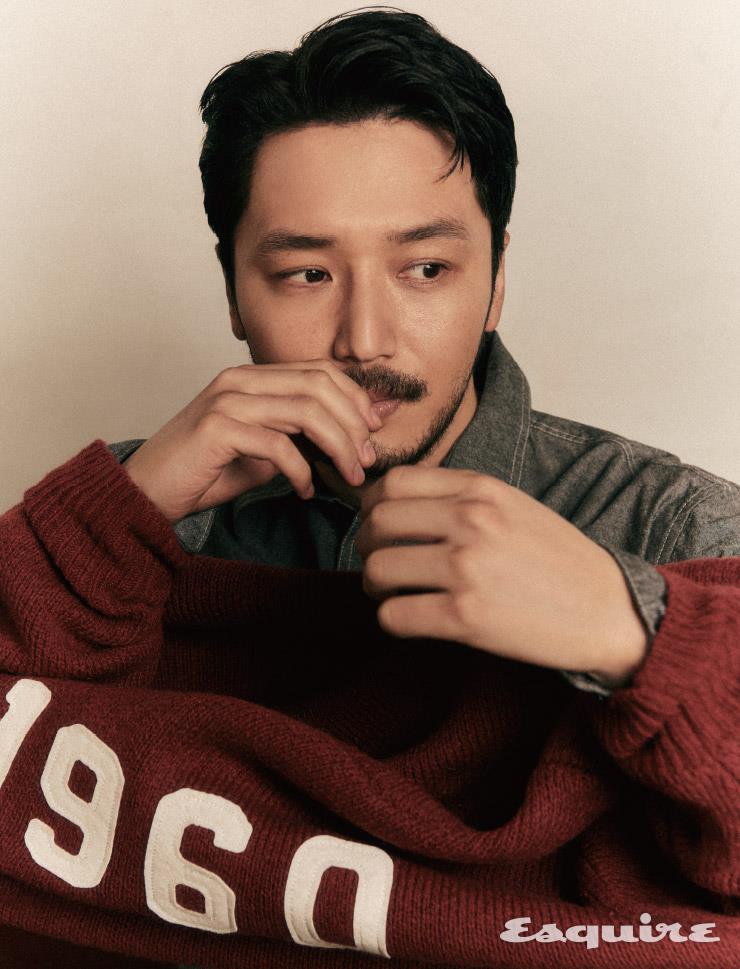 1960 울 크루넥 니트 16만9000원, 블랙 데님 셔츠 11만9000원 모두 유니폼 브릿지. 