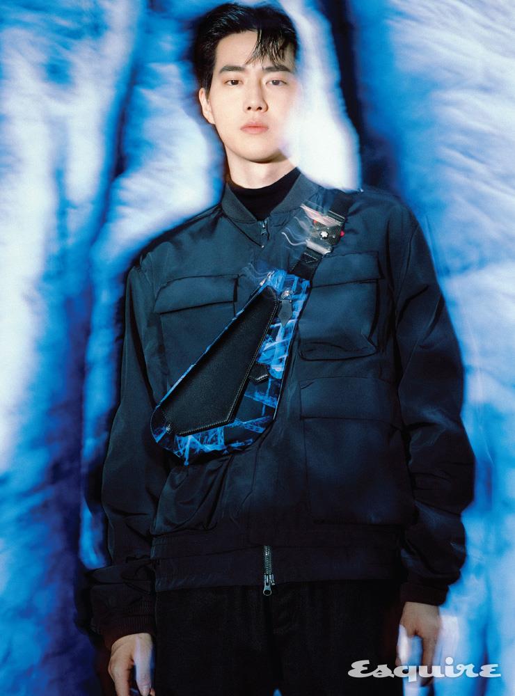 몽블랑 산의 빙하를 패턴으로 형상화한 마이스터스튁 셀렉션 글래시어 체스트 백 몽블랑. 재킷 언어펙티드. 니트 톱 코스. 팬츠 큐레이티드 퍼레이드.