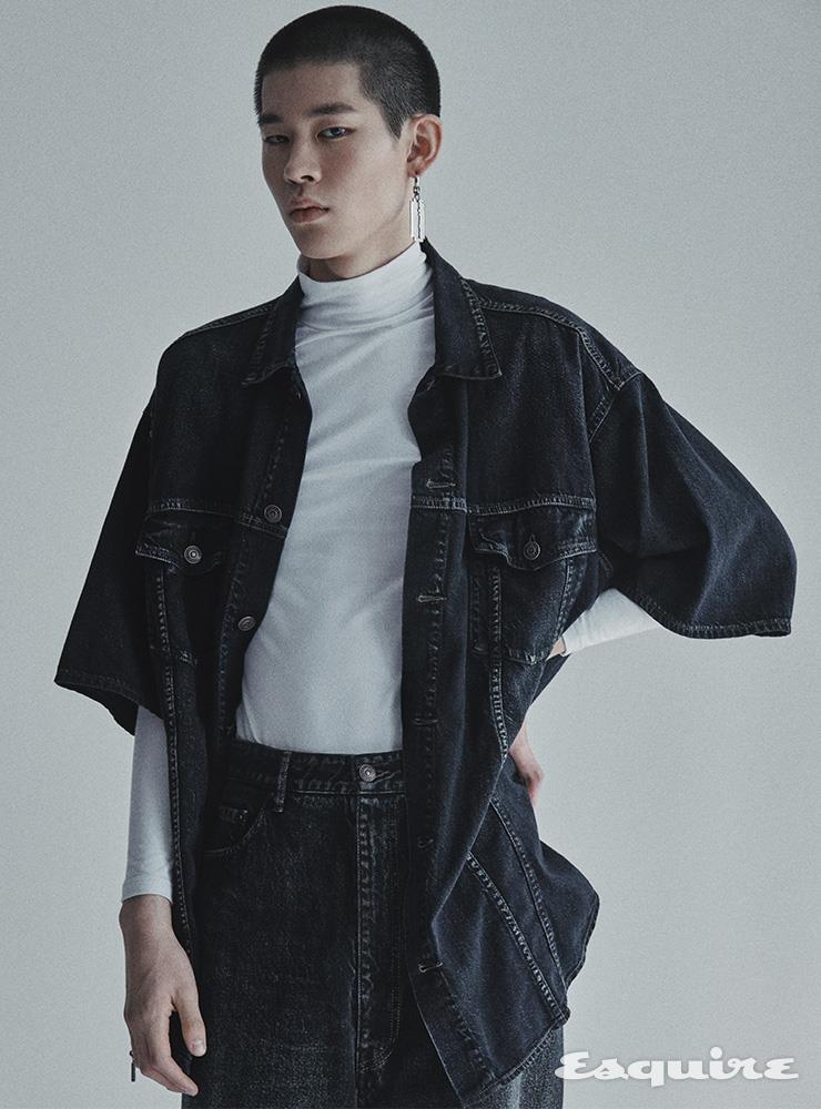 쇼트 슬리브 데님 재킷 122만원, 화이트 터틀넥 톱 가격 미정, 데님 팬츠 가격 미정, 실버 B링 가격 미정, 블레이드 이어링 가격 미정 모두 발렌시아가.