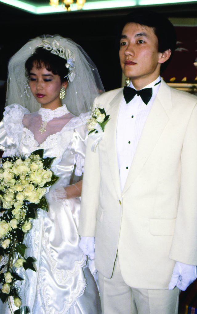 1987년, 여섯 살 연하의 MBC 아나운서 후배인 신현숙과 결혼했다.