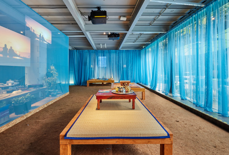 영화 감독 김지운의 전시 ‘희미한 옛 사랑의 그림자’. 급변하는 도시 서울에서 사라져가는 것들을 표현한 전시로, 주요 오브제인 ‘평상’을 중심으로 그리움을 자아내는 다양한 영상과 소리, 물건들을 활용해 공간을 꾸몄다.