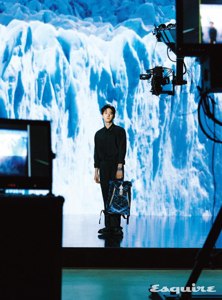 등반 장비에서 영감을 얻은 M Lock 4810 버클이 특징으로 모험적인 라이프스타일을 위한 마이스터스튁 셀렉션 글래시어 백팩 미디엄 몽블랑. 셔츠 1017 알릭스 9SM by 아데쿠베. 팬츠 강정석. 슈즈 닐 바렛.