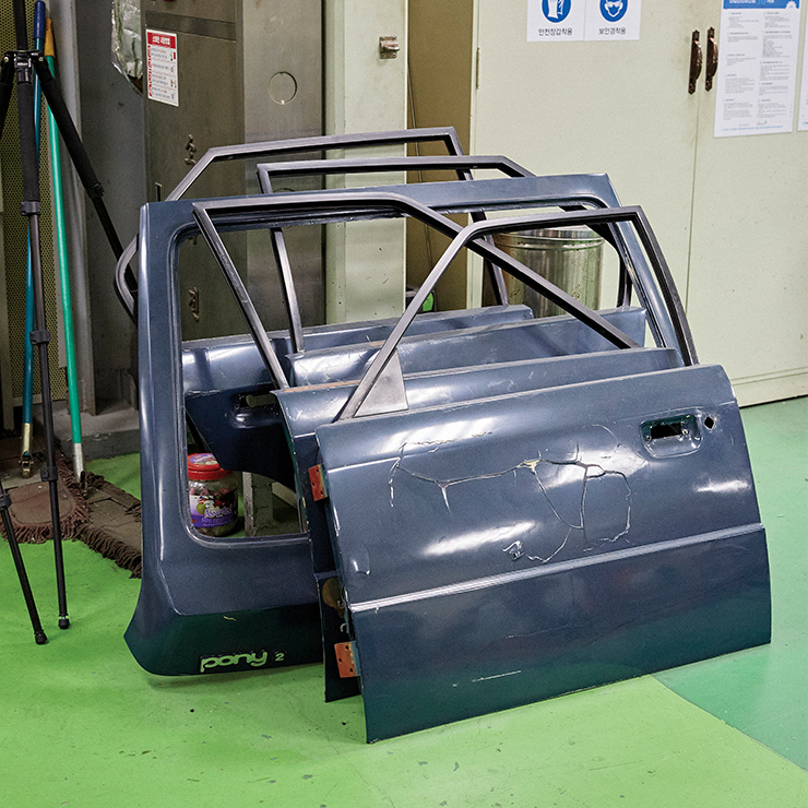 복원을 위해 분해한 포니2의 문짝들이다. 복원 전문가에게 자동차 문을 분해하는 것 정도는 식은 죽 먹기다.