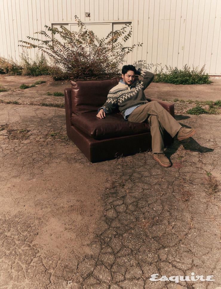 버튼 디테일 자카르 스웨터 22만9000원, 셔츠 10만9000원, 올리브 그린 코튼 팬츠 12만9000원, 카키 스웨이드 부츠 28만9000원 모두 유니폼 브릿지. 