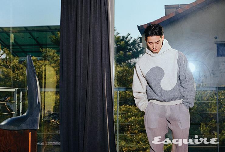 후디, 팬츠 모두 디올 맨.
