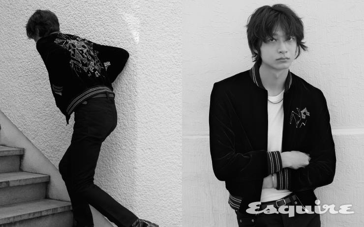 벨벳 바시티 재킷, 티셔츠, 데님 팬츠, 아미 부츠, 벨트, 목걸이, 팔찌 모두 가격 미정 생 로랑 by 안토니 바카렐로.