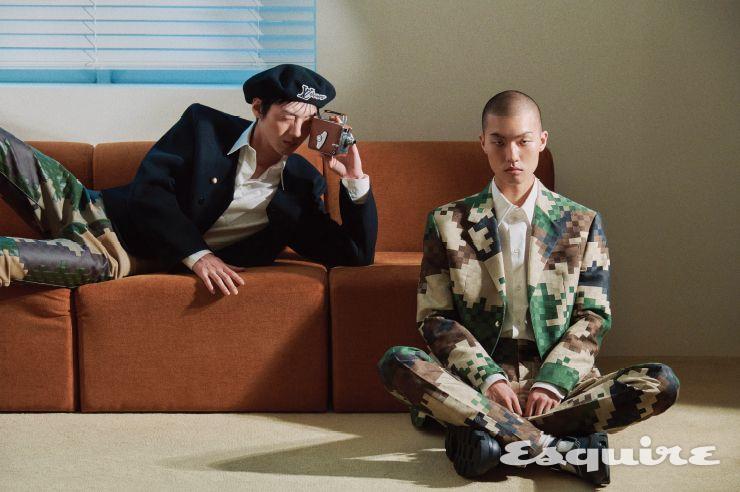 (왼쪽부터) 크롭트 재킷, 셔츠, 다모플라쥬 레더 팬츠, 베레모 모두 가격 미정 루이 비통. 다모플라쥬 테일러드 재킷, 셔츠, 시가렛 팬츠, LV 체커 메리 제인 슈즈 모두 가격 미정 루이 비통.