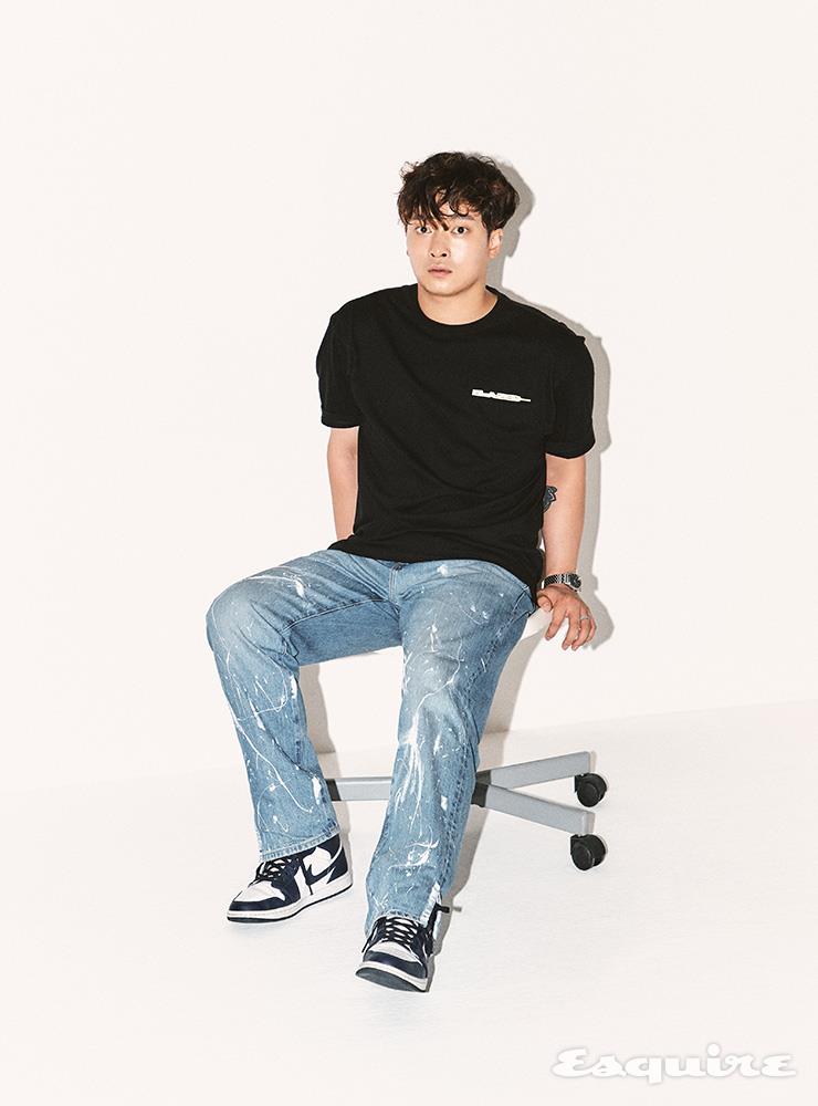 티셔츠 블레이즈드. 커스텀한 데님 팬츠 유니클로. 스니커즈 나이키. 시계 닉슨.