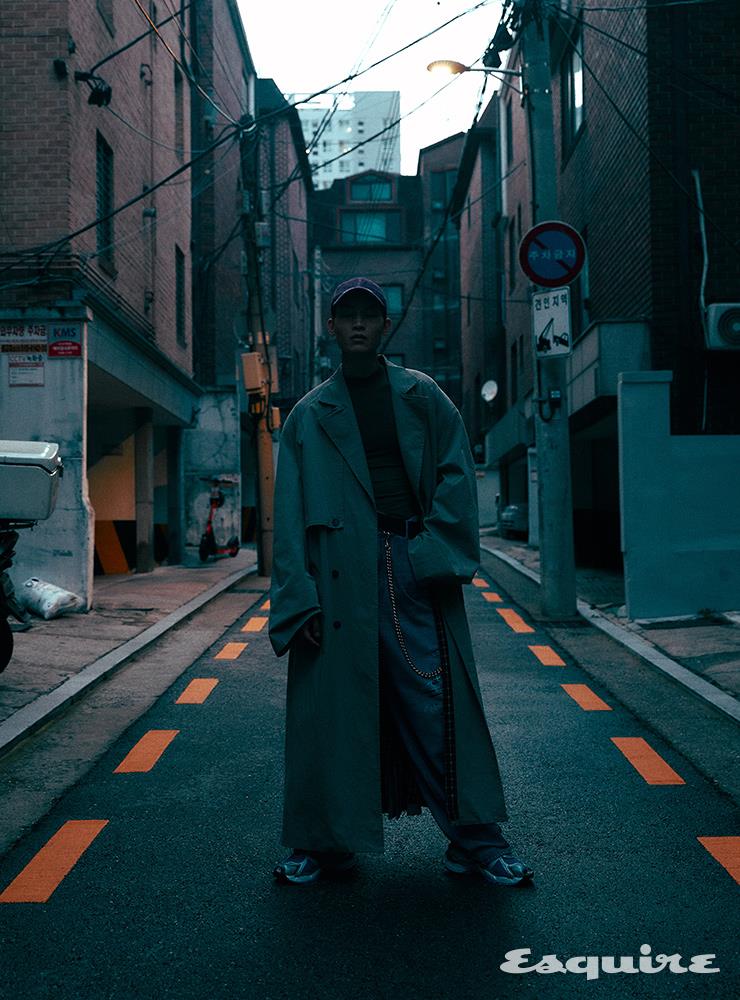 오버사이즈 트렌치코트, 톱, 데님을 프린트한 스웨트팬츠, 러너 스니커즈, 로고 캡, 체인 모두 가격 미정 발렌시아가.