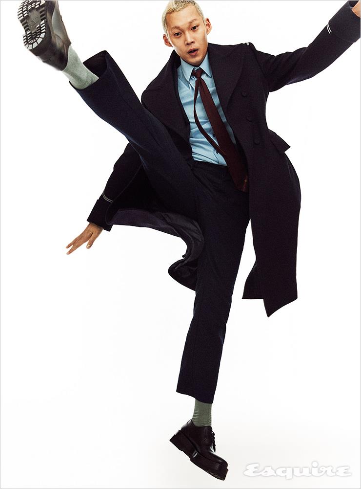 코트 가격 미정 디올 맨. 네이비 울 재킷 273만원, 셔츠 76만원, 네이비 울 팬츠 가격 미정, 타이 30만원 모두 구찌. 청키 솔 더비 슈즈 123만원 발렌티노 가라바니. 삭스 에디터 소장품.