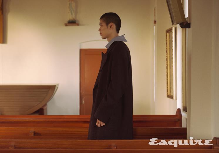 버건디 오버사이즈 울 코트 가격 미정 지방시. 셔츠 가격 미정 질 샌더.