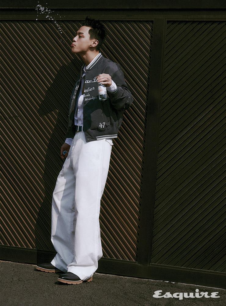 보머 재킷, 화이트 진 모두 가격 미정 디올 맨. 벨트, 슈즈 가격 미정 벨루티. 셔츠 에디터 소장품.