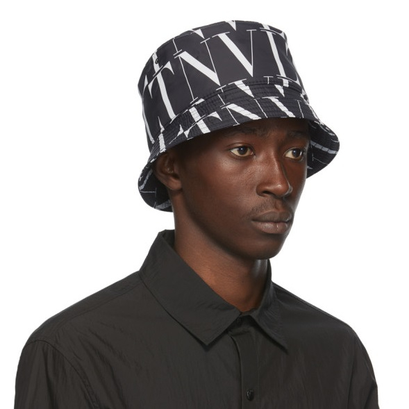 발렌티노 블랙 & 화이트 발렌티노 가라바니 'VLTN' 버킷햇, $399 USD