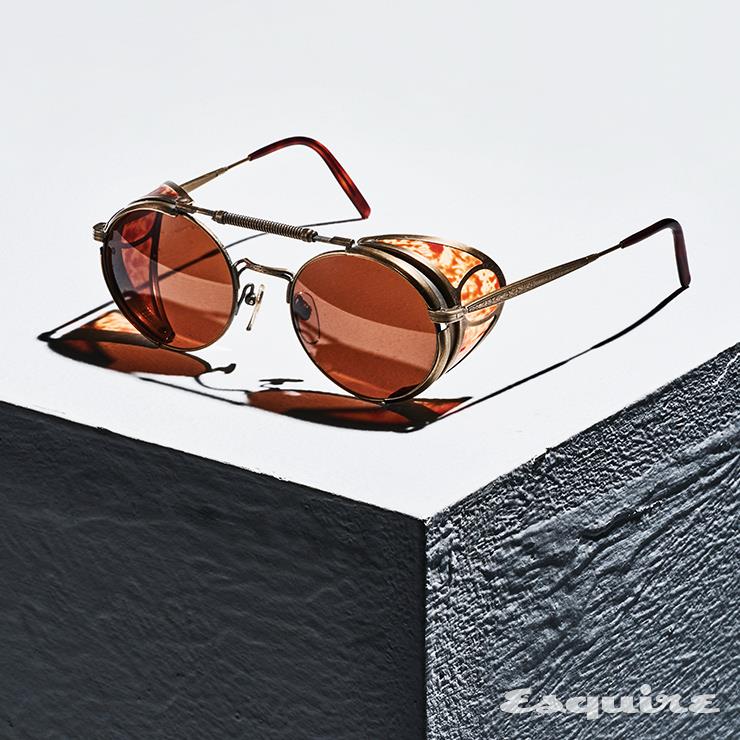 일본의 하우스 브랜드인 마츠다에서 출시한 선글라스로 안경 옆 부분에 사이드 실드가 장착됐고, 전면부는 스프링 브리지를 활용하여 스팀펑크 장르가 연상되어 매료됐다. 영화 <터미네이터2 : 심판의 날>에서 사라 코너가 착용하여 이슈가 됐다.