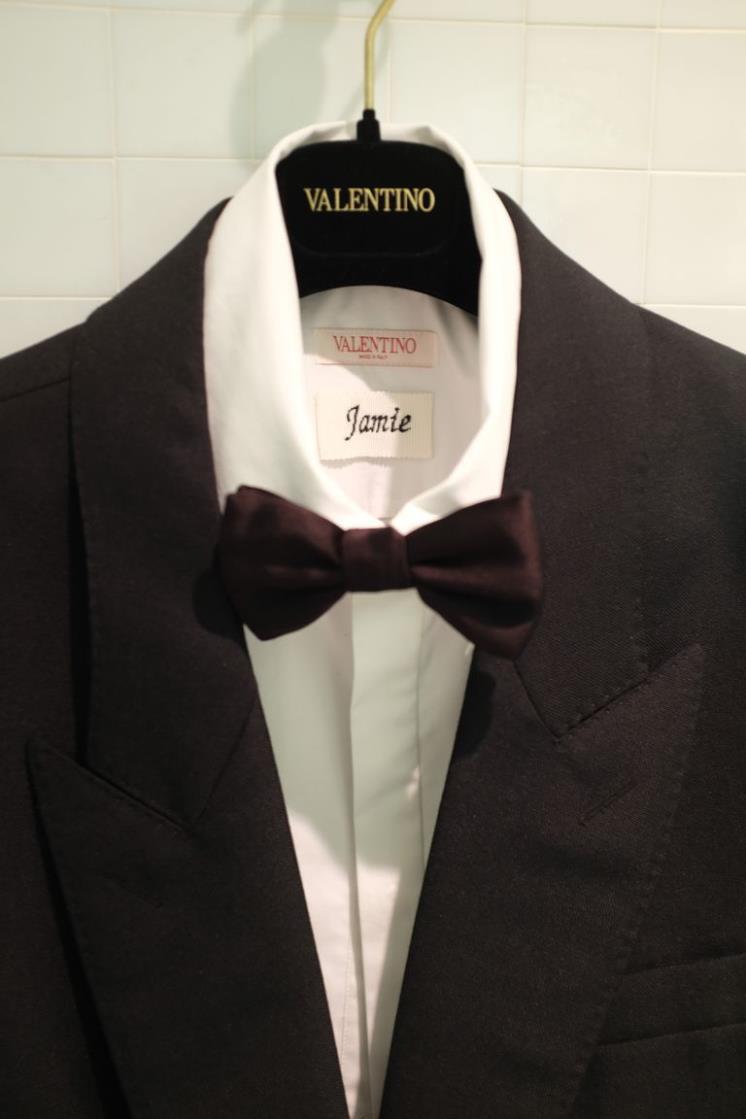 시상식 메인 이벤트 전 옷걸이에 걸려 있던 제이미 도넌의 발렌티노 룩_지안 양(JEANNE YANG)/클로이 타카야나기(CHLOE TAKAYANAGI) 