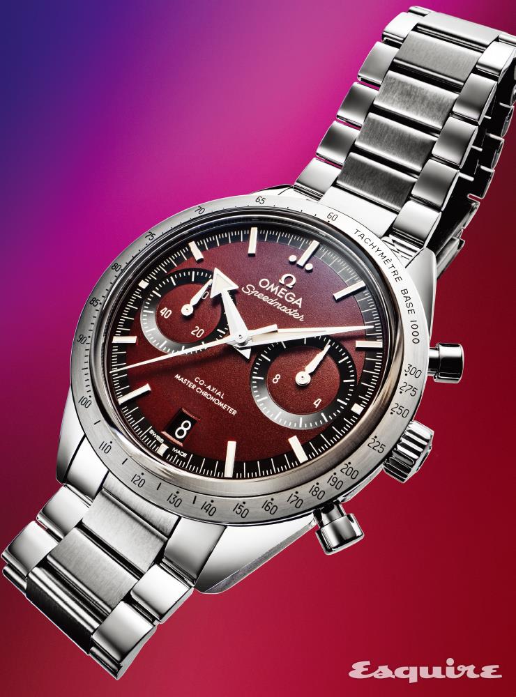 오리지널 스피드마스터가 지닌 디자인 코드를 현대적으로 적용한 시계. 지름 40.5mm 스틸 케이스에 버건디 다이얼의 조합이 강렬하며, 로듐 도금 아워 마크와 화이트 슈퍼 루미노바를 적용한 브로드 애로 핸즈로 가독성을 높였다. 6시 방향에는 날짜 창을, 9시 방향에는 스몰 세컨즈 서브다이얼을, 3시 방향에는 12시간 및 60분 크로노그래프 카운터를 세팅했으며 베젤에는 타키미터 스케일을 새겼다. ‘Speedmaster ’57’을 새긴 케이스백을 통해선 수동 와인딩 오메가 코-액시얼 마스터 크로노미터 칼리버 9906의 구동을 볼 수 있다. 스틸 브레이슬릿은 특허받은 간편한 조정장치가 적용됐다. 스피드마스터 ’57 코-액시얼 마스터 크로노미터 크로노그래프 40.5MM 1120만원 오메가.