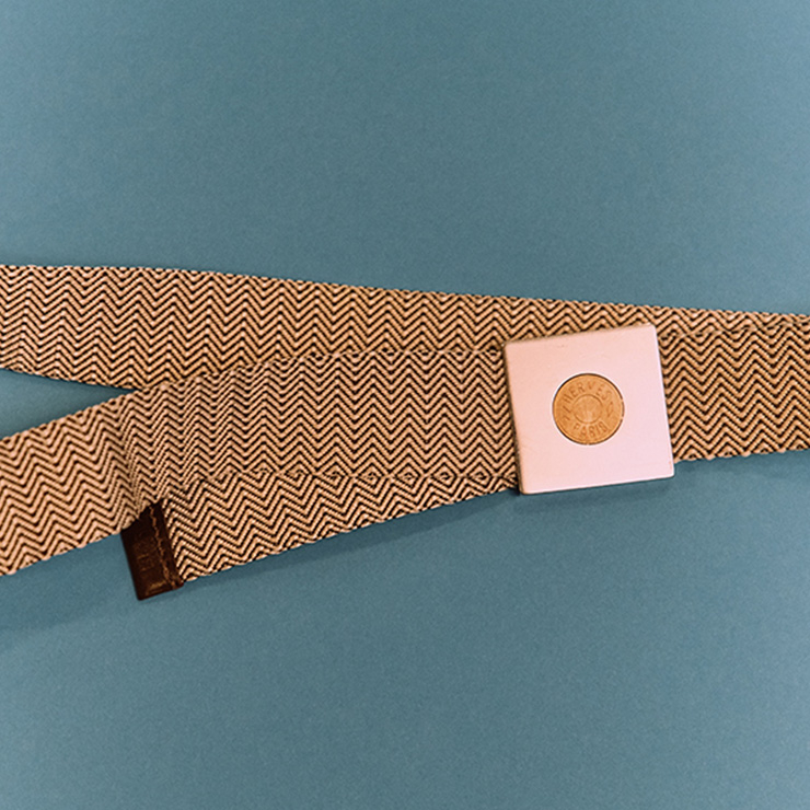 빈티지 에르메스의 독특한 버클이 달린 패브릭 벨트.