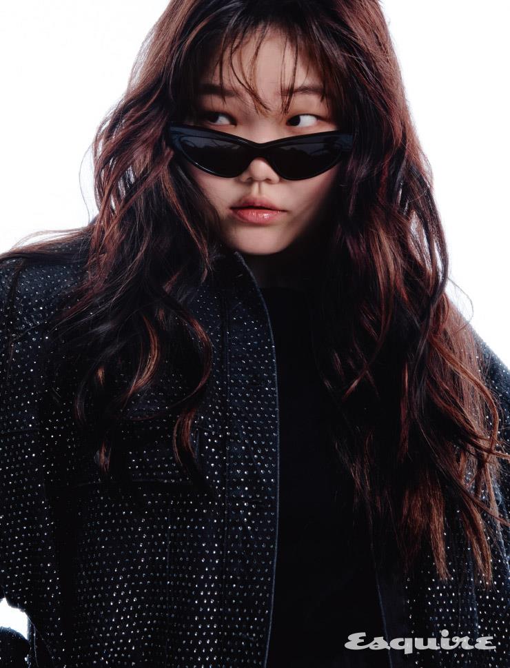 데님 재킷 H&M. 블랙 티셔츠 럭키 슈에뜨. 선글라스 돌체앤가바나 by 에실로룩소티카.