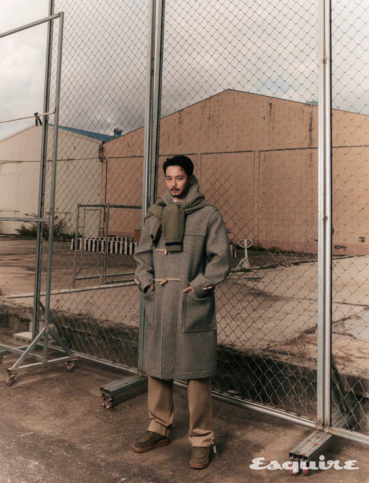 울 그레이 더플코트 48만9000원, 올리브 크루넥 니트 18만9000원, 화이트 옥스퍼드 셔츠 8만9000원, 베이지 코튼 팬츠 12만9000원, 카키 스웨이드 부츠 28만9000원 모두 유니폼 브릿지. 