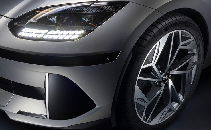 헤드라이트와 테일라이트는 LED를 쓴다. 그리고 앞 범퍼에는 여섯 개의 전구를 이용해 배터리 충전 수준을 표시했다.