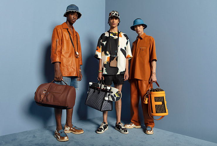 양가죽 재킷 800만원대, 데님 쇼츠 100만원대, 보스턴백 가격 미정, 로퍼 100만원대, 데님 바이저 가격 미정, 바게트 네크리스 가격 미정, 브레이슬릿 가격 미정 모두 펜디. 실크 티셔츠 100만원대, 코튼 쇼츠 100만원대, 피카부 포티에잇 백 600만원대, 스니커즈 가격 미정, 폰 파우치 가격 미정, 해트 70만원대, 브레이슬릿 가격 미정, 스케이트보드 가격 미정 모두 펜디. 셔츠 가격 미정, 양가죽 팬츠 가격 미정, 로퍼 100만원대, 버킷 백 가격 미정, 가죽 바이저 가격 미정, 브레이슬릿 가격 미정 모두 펜디. 