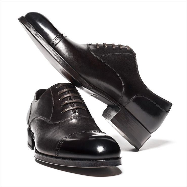 깔끔한 블랙 컬러로 차분한 인상을 주는 슈즈 220만원 톰 포드.