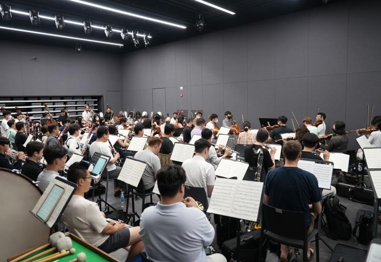 '더 고잉홈 위크' 연주회를 위해 열심히 연습 중인 악단의 모습. 