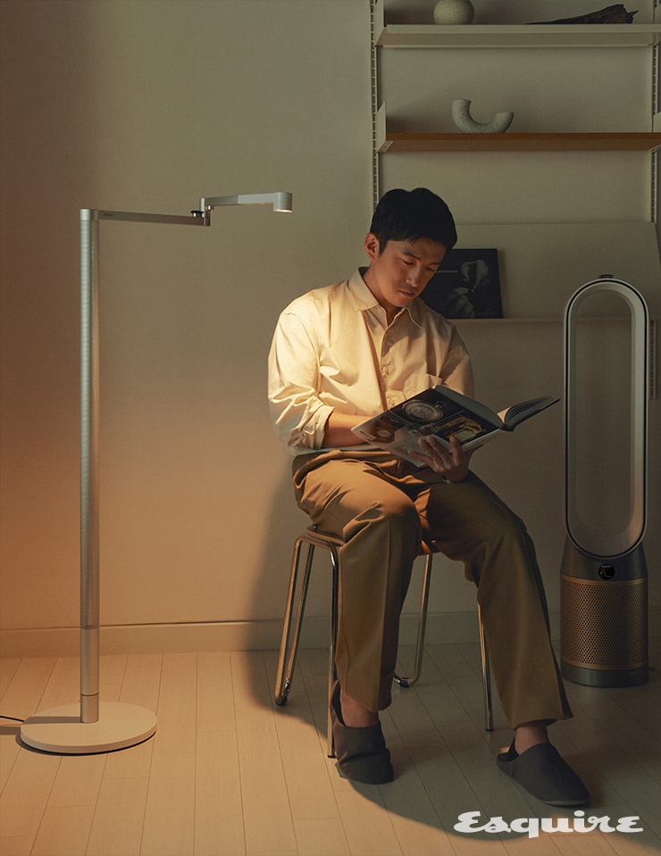 벽과 바닥 , 천장에 빛을 반사하는 간접 조명 모드로 바꿔 워치 북을 읽고 있다 .