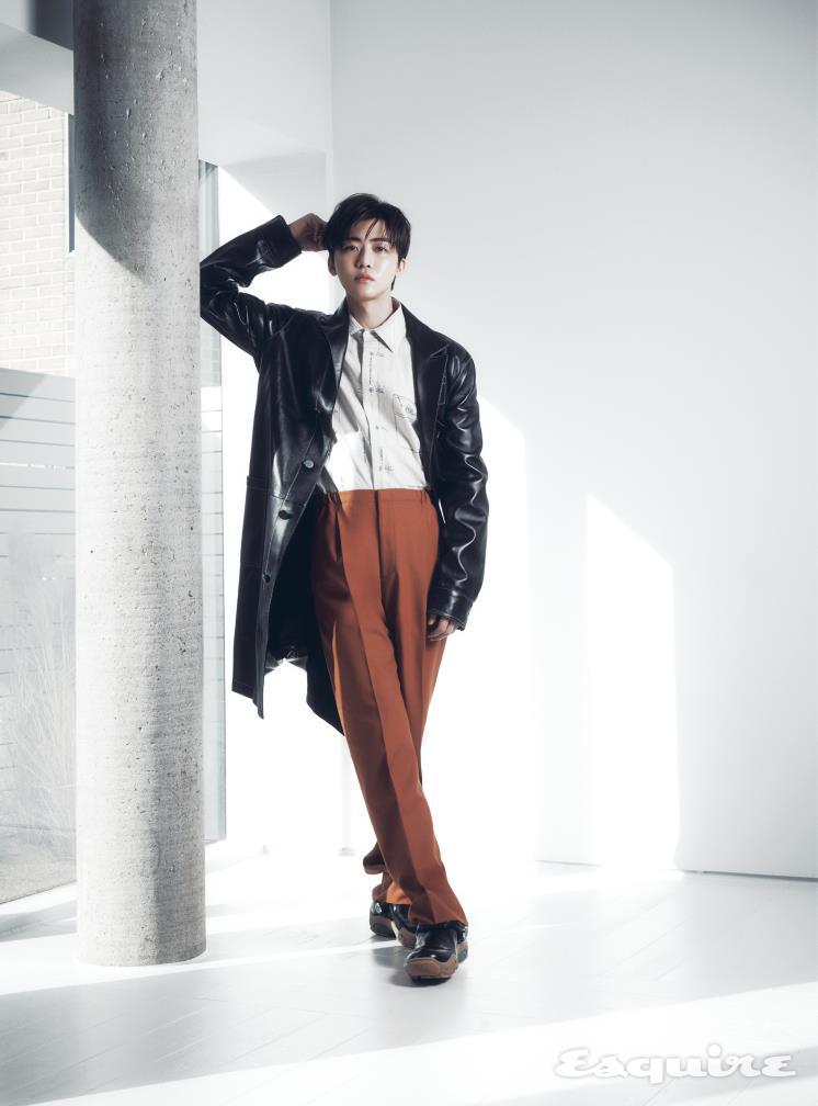 레더 오버코트 1300만원대, 오버사이즈 리넨 셔츠 100만원대, 울 팬츠 가격 미정, 글로시 레더 펜디 랩 클로그 100만원대 모두 펜디.