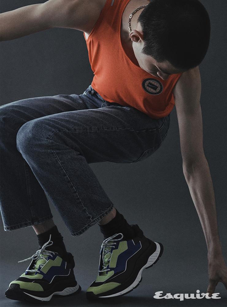 오렌지 슬리브리스 톱 가격 미정 나이키. 데님 팬츠 13만9000원 친다운. 컬러 블록 스니커즈 가격 미정 벨루티. 체인 네크리스 54만원 구찌. 블랙 삭스 에디터 소장품.