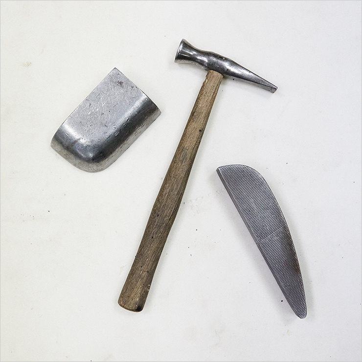 짙게 묻은 손때에서 알 수 있듯, 김광찬 수석이 가장 자주 사용하는 도구다. 아무리 시대가 변해도 해머링(망치로 철판 모양을 잡아가는 작업)은 빼놓을 수 없다.