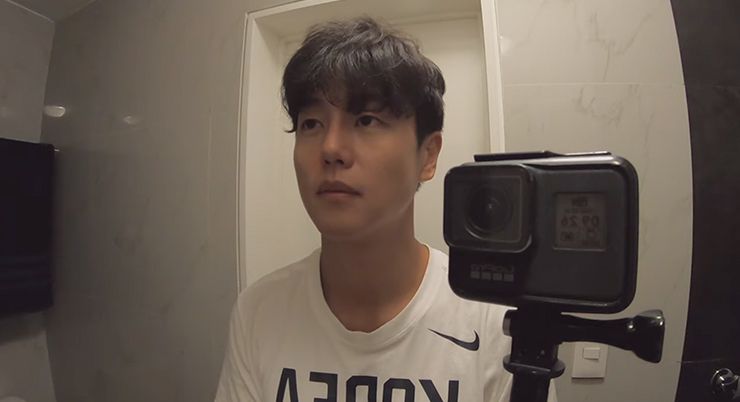 문제의 ‘10분 동안 거울 속의 나를 쳐다보았다’ 영상. 팬데믹이 시작되던 시기 격리 중이던 남미의 숙소 화장실에서 촬영한 것으로, 구독자들의 농담 섞인 질타에 영상은 현재 ‘일부 공개’로 돌려진 상태다.